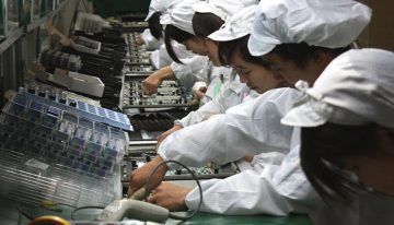 Apple lleva años contratando personal en fábrica solo para atornillar iPhone. Todo ha cambiado por un motivo: reducir la dependencia de China