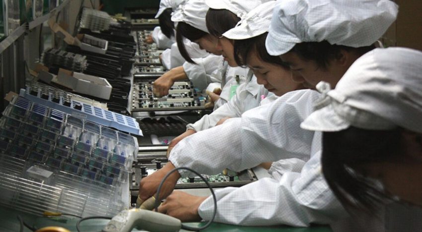Apple lleva años contratando personal en fábrica solo para atornillar iPhone. Todo ha cambiado por un motivo: reducir la dependencia de China