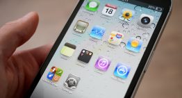 Necesitaba un descanso de iOS 26, así que he subido mi iPhone a un DeLorean para volver a la era de iOS 4 y Steve Jobs