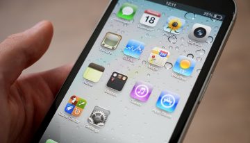 Necesitaba un descanso de iOS 26, así que he subido mi iPhone a un DeLorean para volver a la era de iOS 4 y Steve Jobs