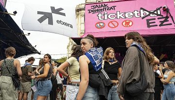 Cuando los dos asesinos de tu padre son ídolos en la feria: «Es una vejación»