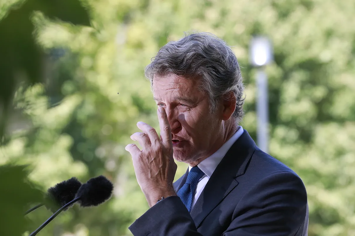 Feijóo se aparta del acto del Rey con los jueces para «no dar normalidad» al fiscal general