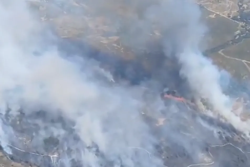 Confinada la localidad de Castromil, entre Zamora y Ourense, por un incendio avivado por el viento