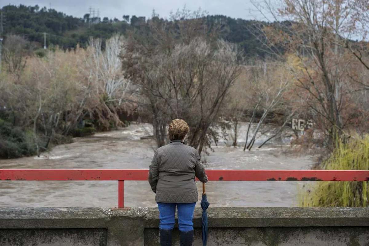 El tiempo en España: Cataluña envía una alerta a los móviles y adelanta la salida de los colegios en el Baix Ebre y Montsià (Tarragona)  por el riesgo de lluvias torrenciales