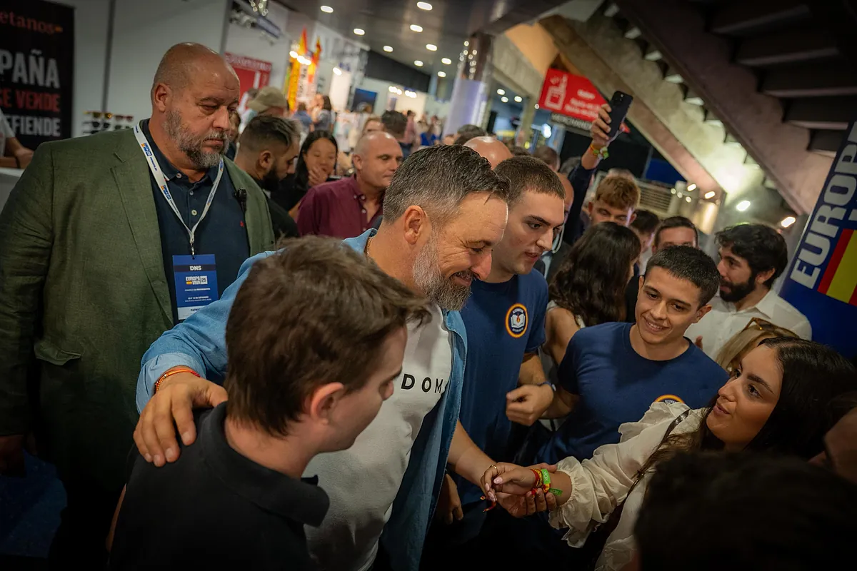 Abascal viste la camiseta de Kirk en una cumbre de Vox marcada por su asesinato: «La izquierda totalitaria está dispuesta a todo con tal de censurar a la disidencia»