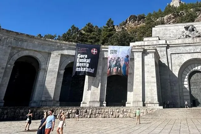 Activistas de Sortu colocan dos pancartas en la Basílica de Cuelgamuros para homenajear a etarras fusilados en el franquismo