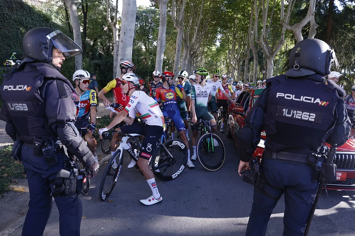 El Gobierno replegó a los antidisturbios motorizados que iban a blindar al pelotón de la Vuelta