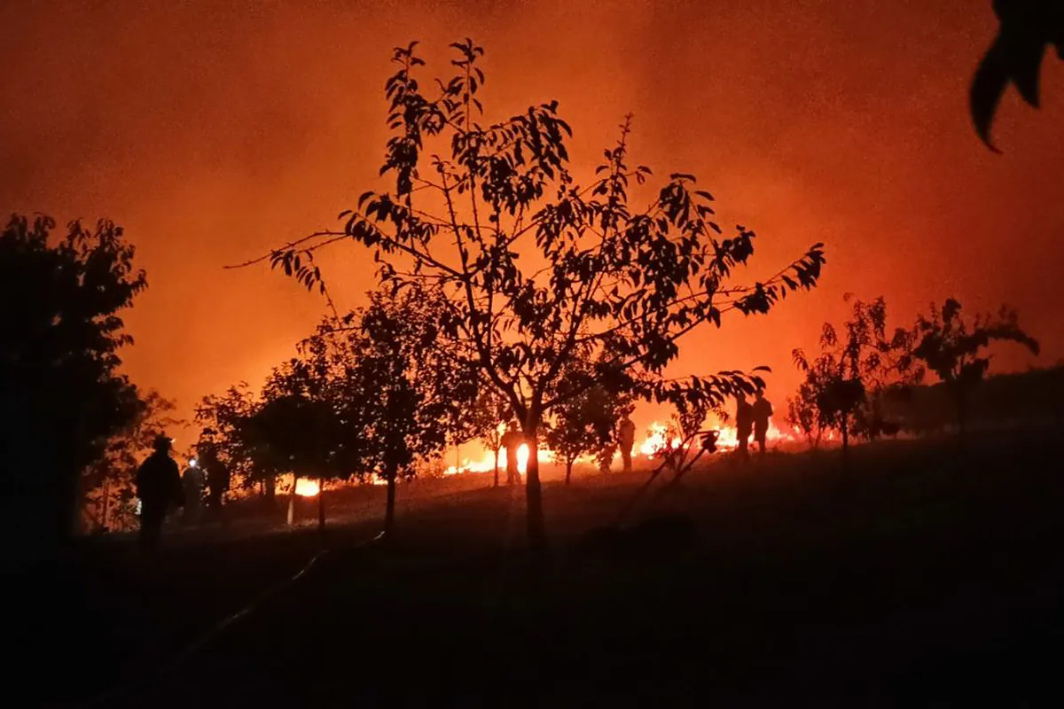 Dos incendios forestales en Galicia queman ya más de 1.600 hectáreas y obligan a movilizar a la UME y a evacuar varias aldeas