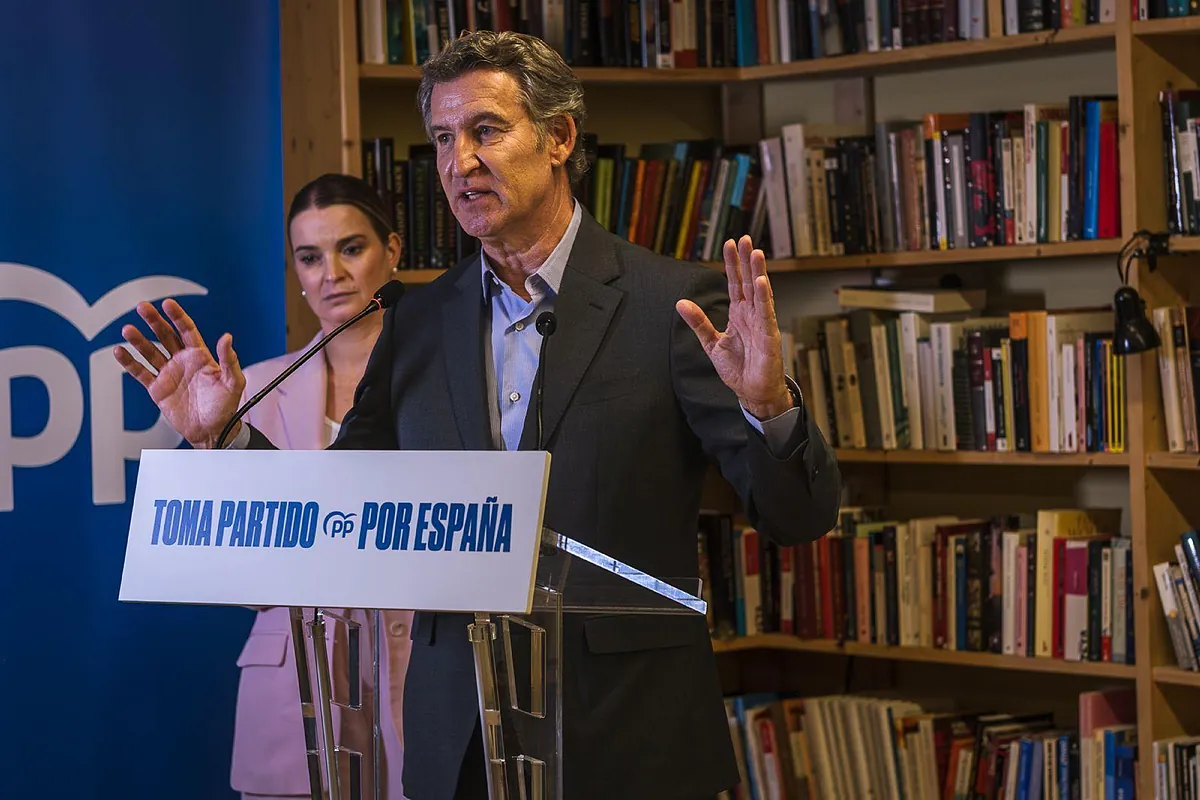 Feijóo visita en Baleares la 'zona cero' de las pateras y exige más recursos ante el «abandono» y «la irresponsabilidad» de Sánchez
