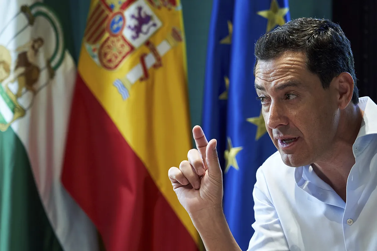 Juanma Moreno publica un libro de memorias políticas con el que se presenta como el antagonista de Pedro Sánchez: «Manual de Convivencia. La vía andaluza»