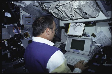Macintosh Portable En Nave Espacial