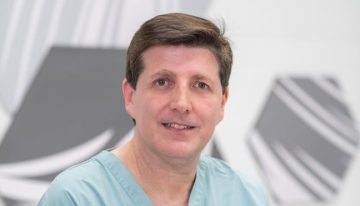 Ignacio Sevilla, director médico de Svenson: «En otoño es normal perder hasta 200 pelos al día, pero si se caen más, hay que estudiarlo»