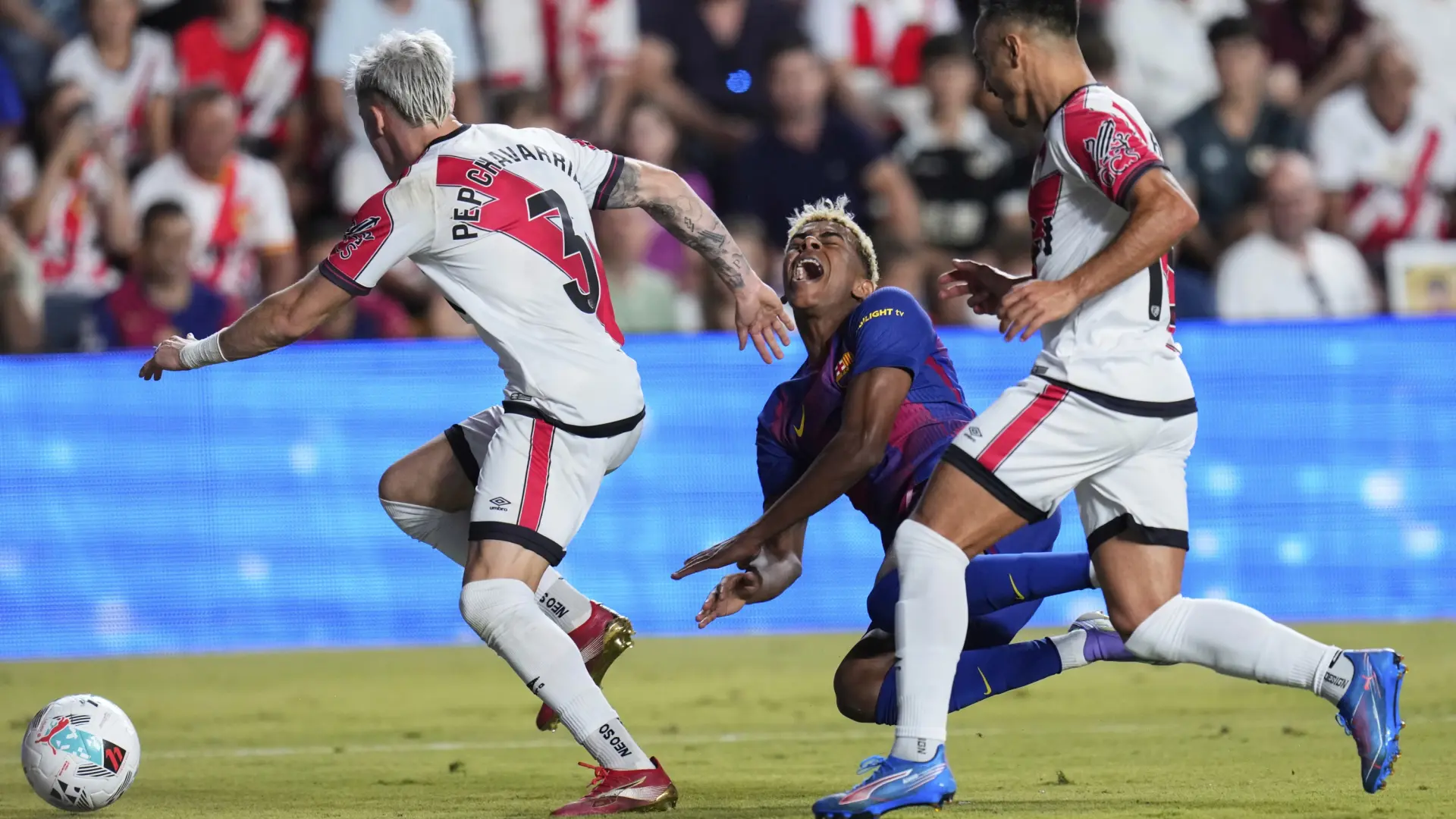 Por qué el VAR no intervino en el penalti sobre Lamine Yamal en Vallecas: «No ha sido posible reestablecer el servicio»