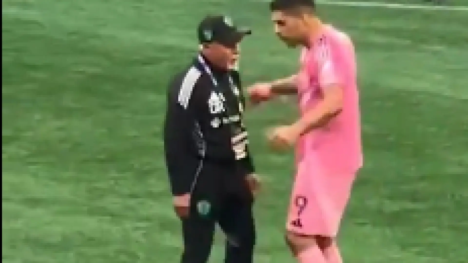 Escupitajo de Luis Suárez en la cara de un miembro de los Seattle Sounders en la tangana final tras la derrota del Inter Miami