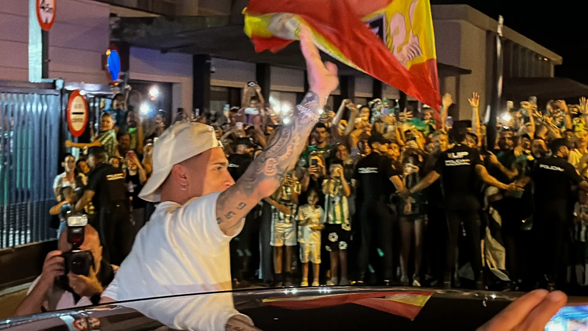 Antony desata la locura en Sevilla: un millar de aficionados del Betis lo reciben en el aeropuerto