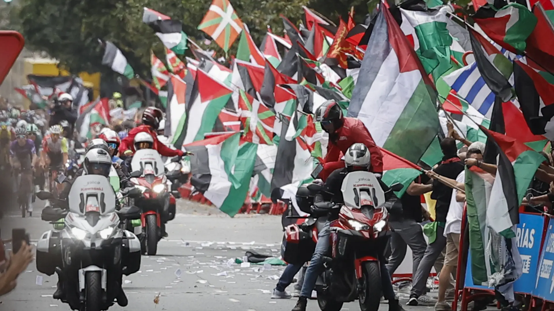 Tres detenidos, cinco identificados y cuatro ertzainas heridos en las protestas contra Israel en la Vuelta en Bilbao
