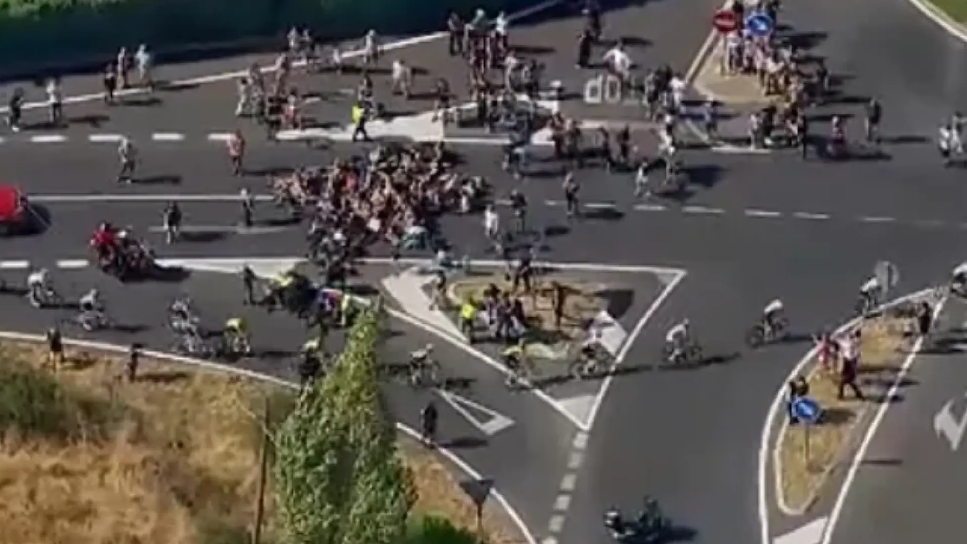Así fue el peligroso momento de la invasión de los manifestantes propalestinos en la vigésima etapa