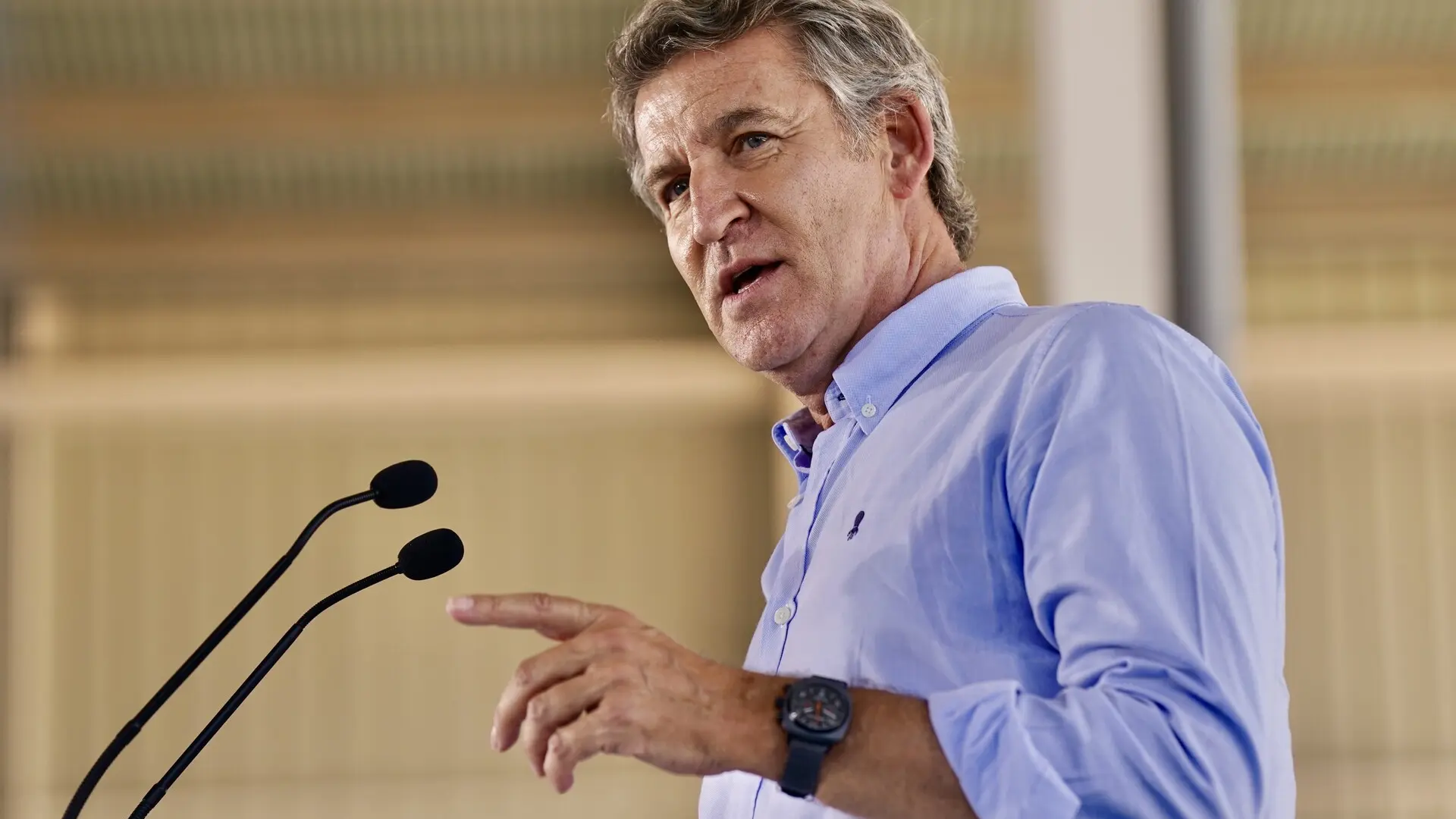 Feijóo considera «inadmisible» la «falta de apoyo» del Gobierno a los policías y culpa a Sánchez por alentar las protestas en la Vuelta