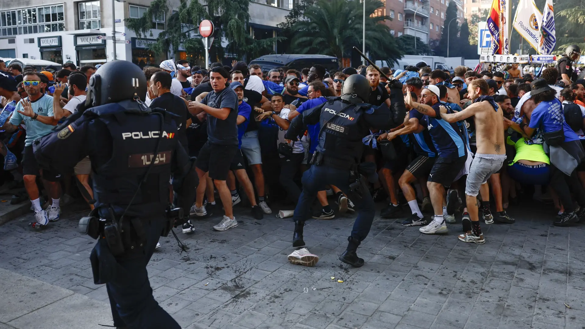 La seguridad del Real Madrid retira banderas de Palestina tras las cargas de los antidisturbios contra los ultras del Marsella