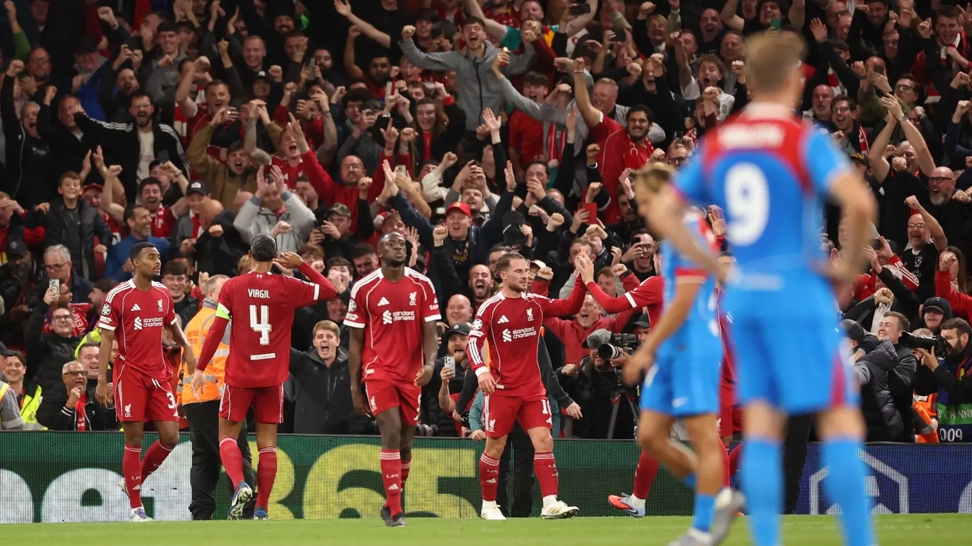 Van Dijk destroza una noche mágica de Llorente en el descuento y el Atlético arranca la Champions con una dura derrota
