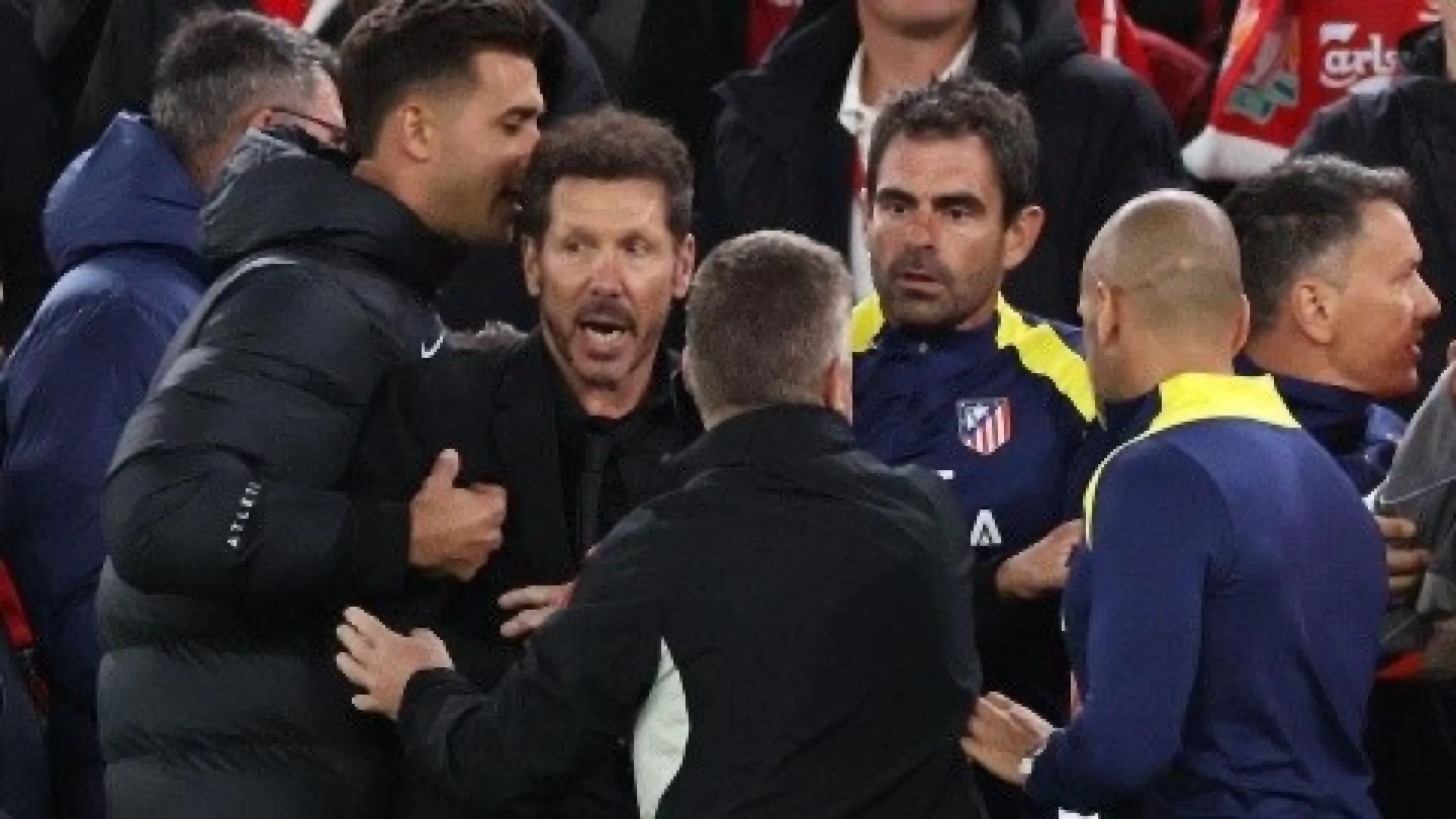 Las redes estallan con la reacción de Simeone en Anfield y su «doble vara de medir»: «A Courtois lo insultaron y fuiste a celebrarlo…»