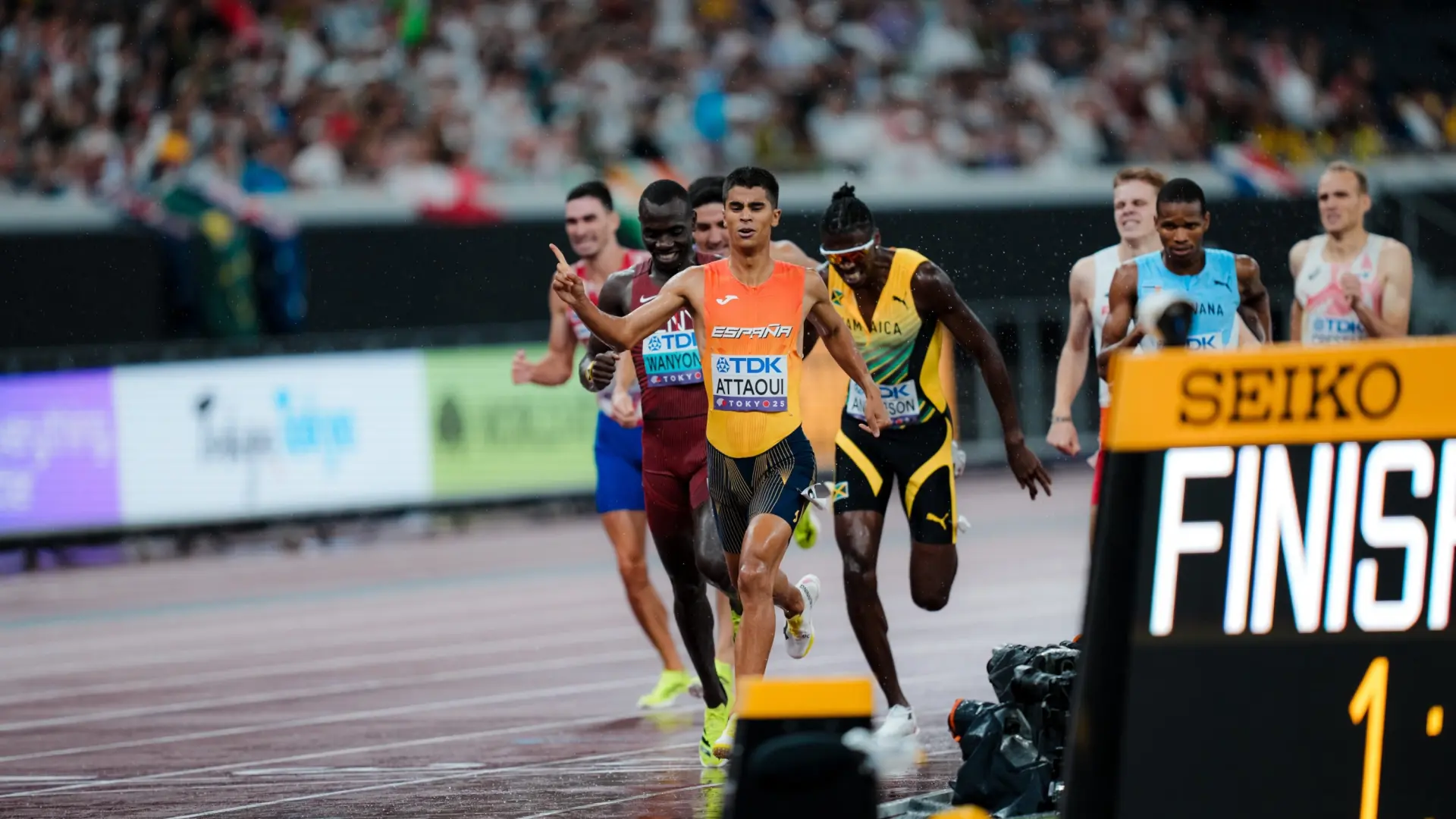 Las alucinantes 'semis' de Mohamed Attaoui para ganar al campeón olímpico y meterse en la final del 800m: «Me pudo el ansia»