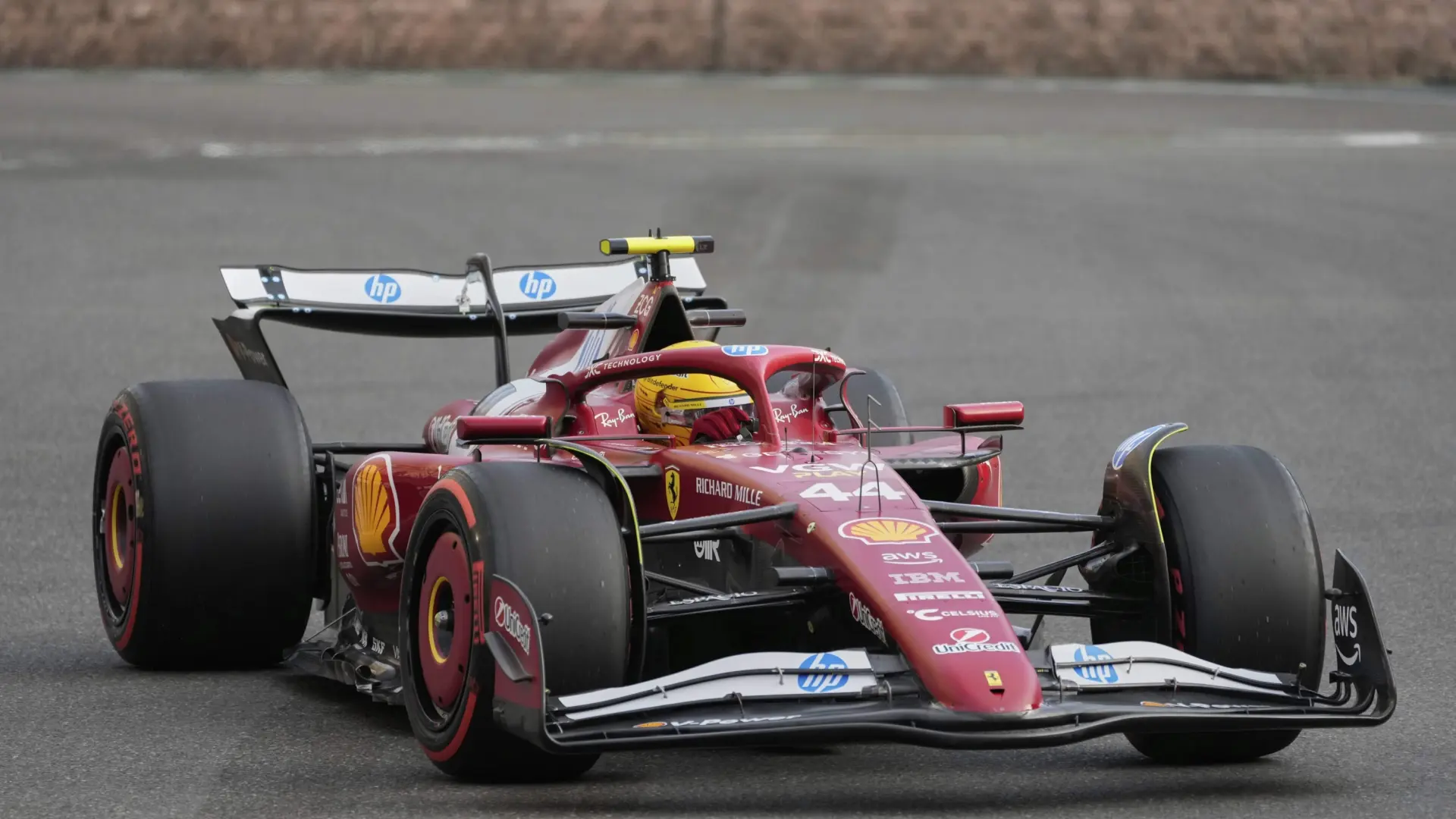 Ferrari domina en unos malos libres para McLaren en Bakú: Hamilton lidera frente al accidente de Norris