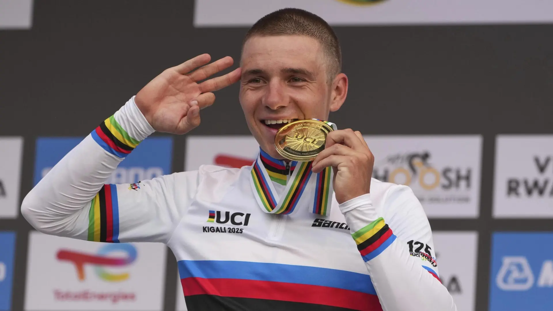 Remco Evenepoel dobla a Pogacar y se proclama campeón del mundo de contrarreloj por tercera vez