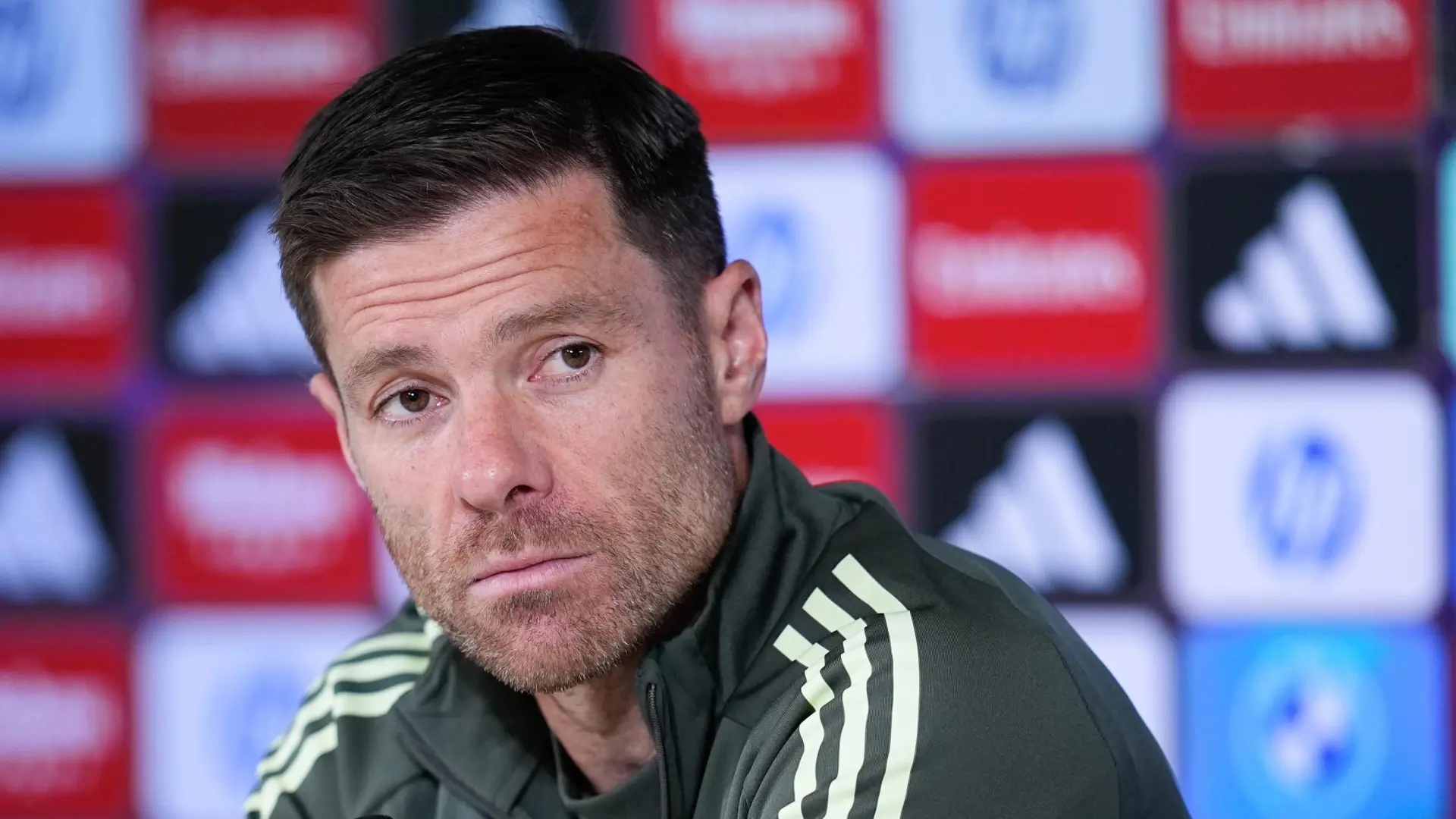 Xabi Alonso apaga el 'incendio' con Vinícius: «He sido jugador y cuando me sustituían, tampoco era el momento más bonito»