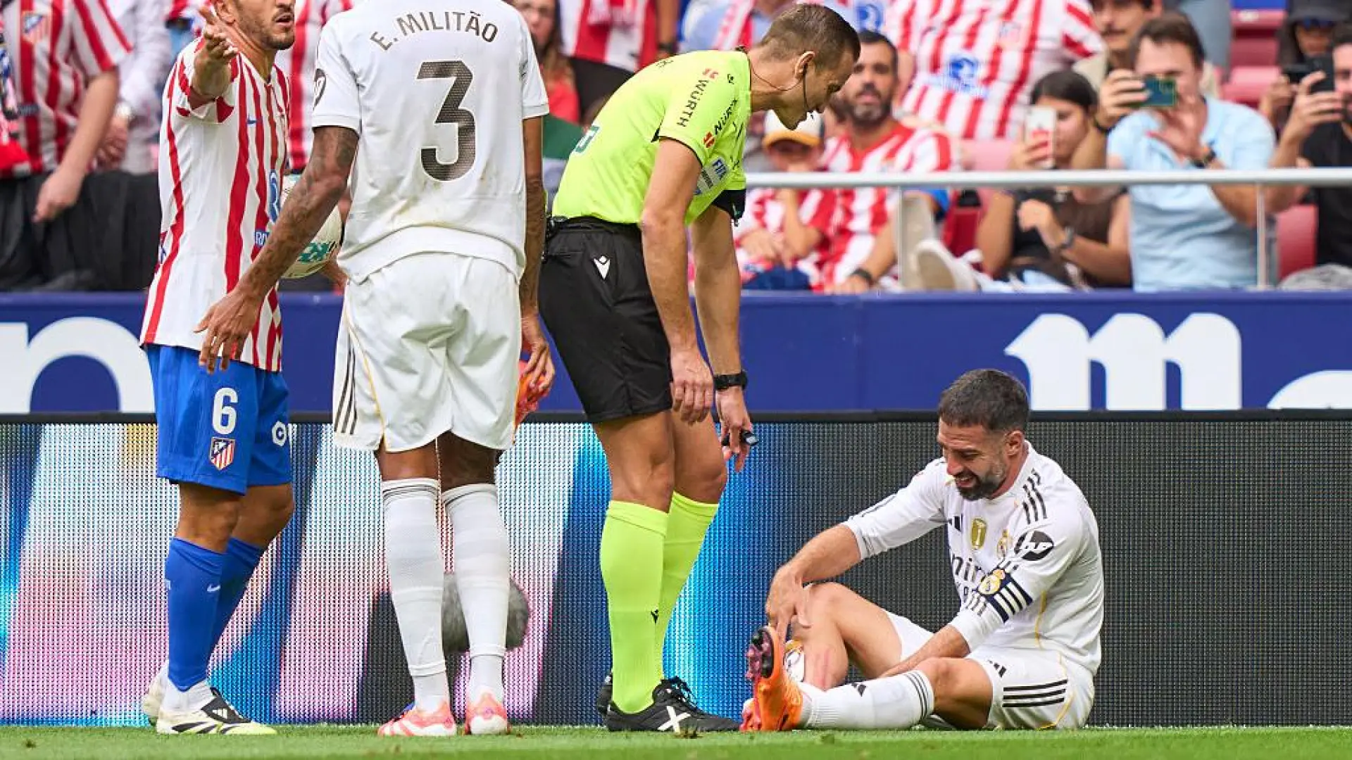 Dani Carvajal clama contra el árbitro tras la debacle del Real Madrid en el derbi: «La marca de los tacos la tengo ahí»