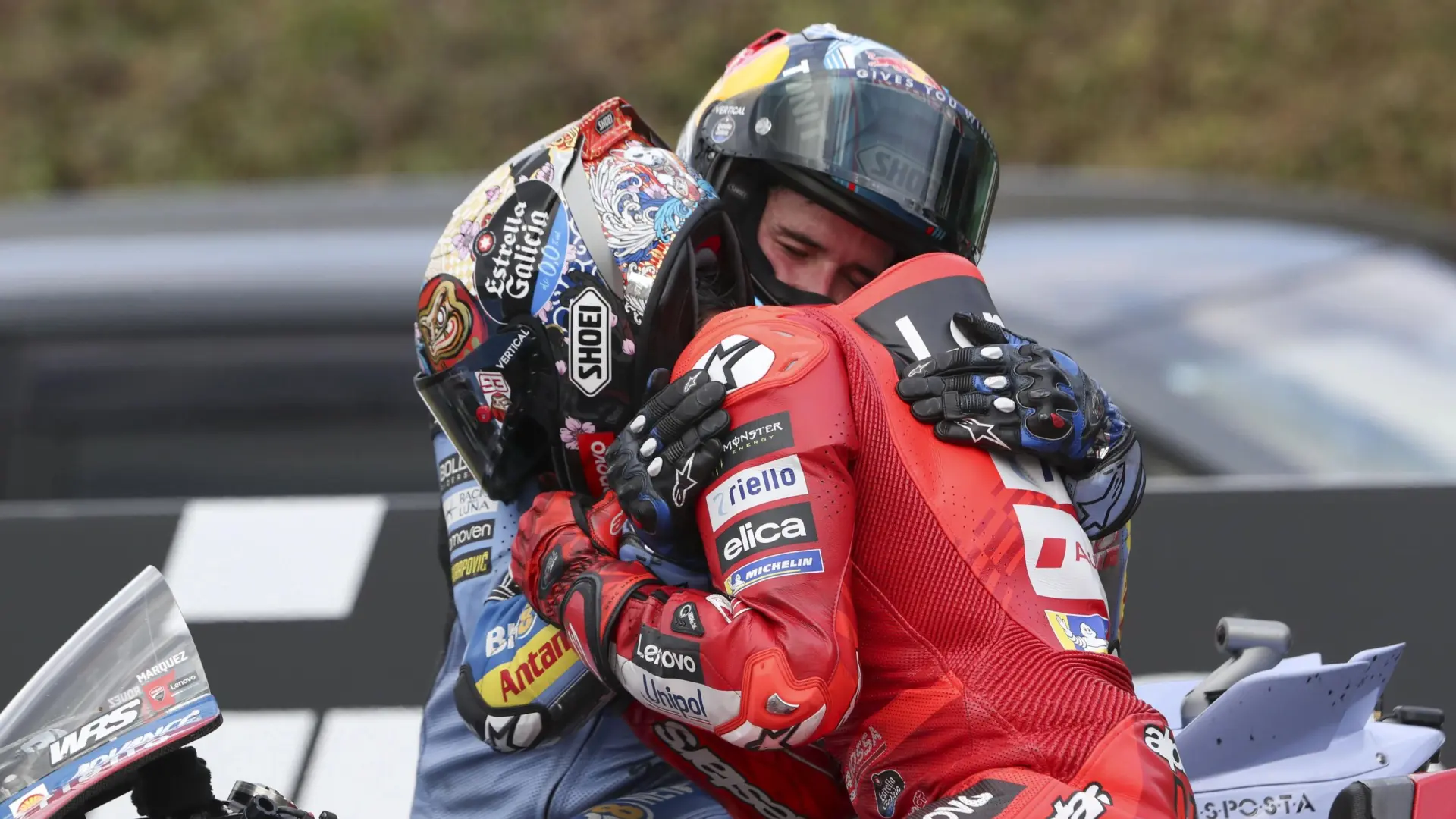 La emotiva celebración de Marc Márquez tras ganar el Mundial de MotoGP: rompe a llorar y se funde en un abrazo con su hermano Álex