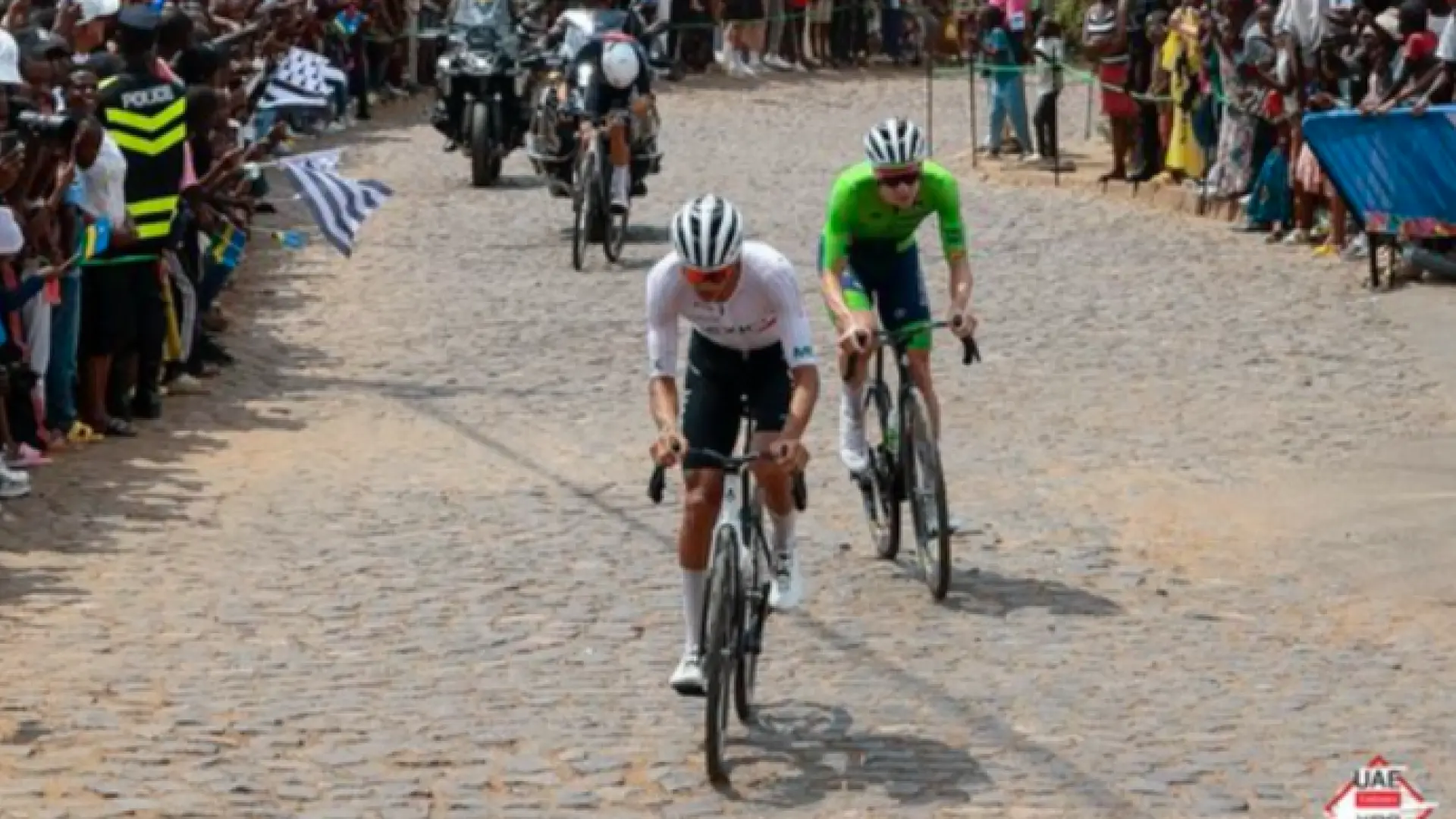 El UAE, el equipo de Ayuso, borra una polémica foto del Mundial de Ciclismo que dejaba en mal lugar al español