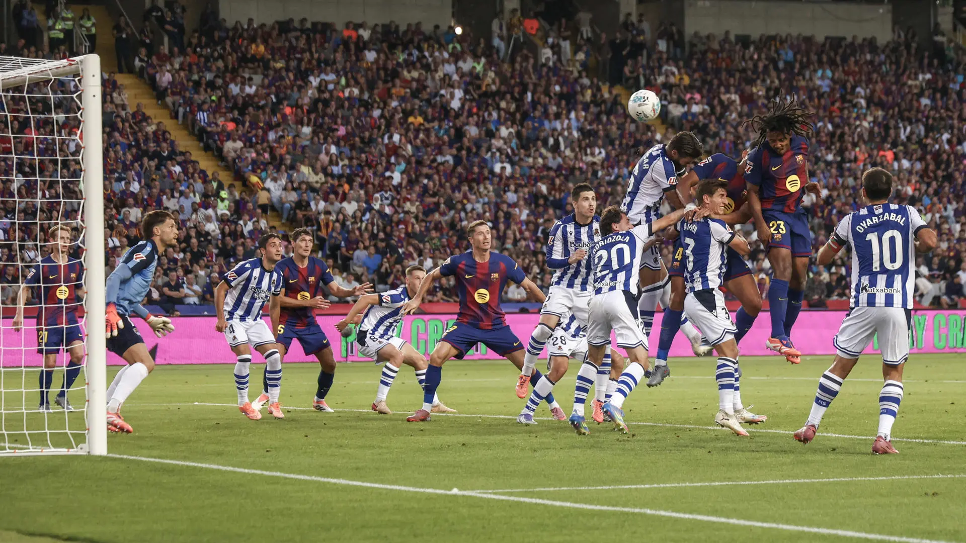 La Real Sociedad estalla tras la polémica previa al gol de Koundé: «El árbitro ha asumido su error»