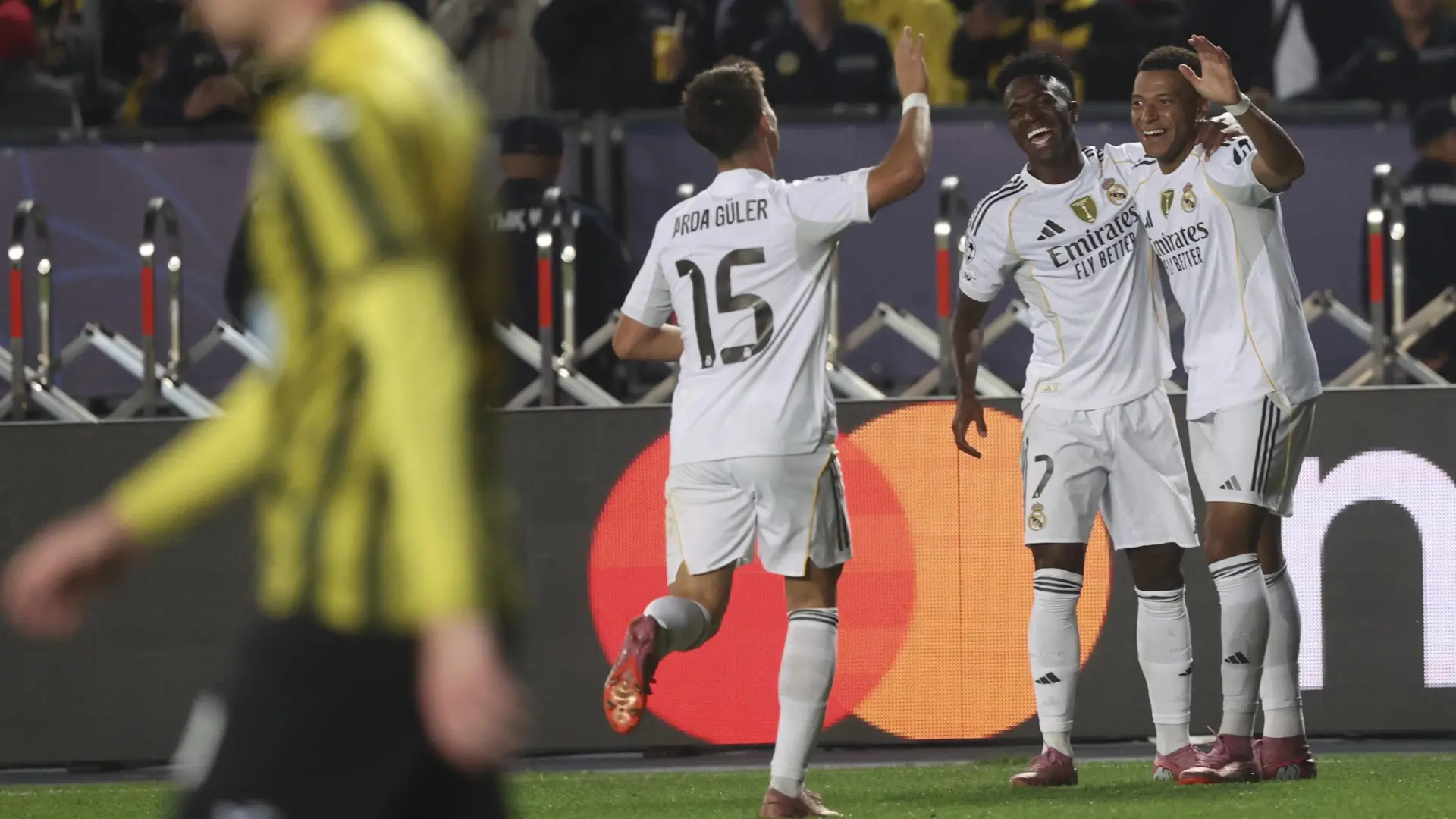 Un Mbappé estelar sacude los fantasmas del derbi y guía al Madrid en la 'manita' al Kairat
