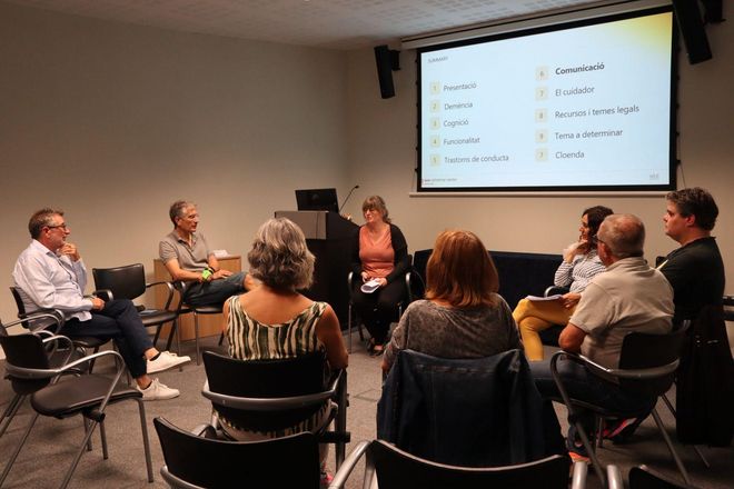 Un estudio demuestra que los grupos de apoyo para cuidadores de personas con demencia precoz reducen su estrés