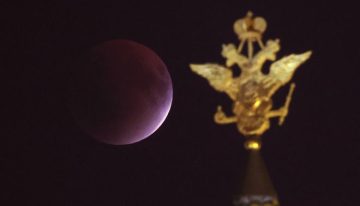 El mundo se emociona con el eclipse lunar mientras que Barcelona se queda con la miel en los labios