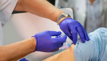 Salut arranca hoy la campaña de vacunación de gripe y covid en residencias, mayores de 80 años, embarazadas, sanitarios y niños