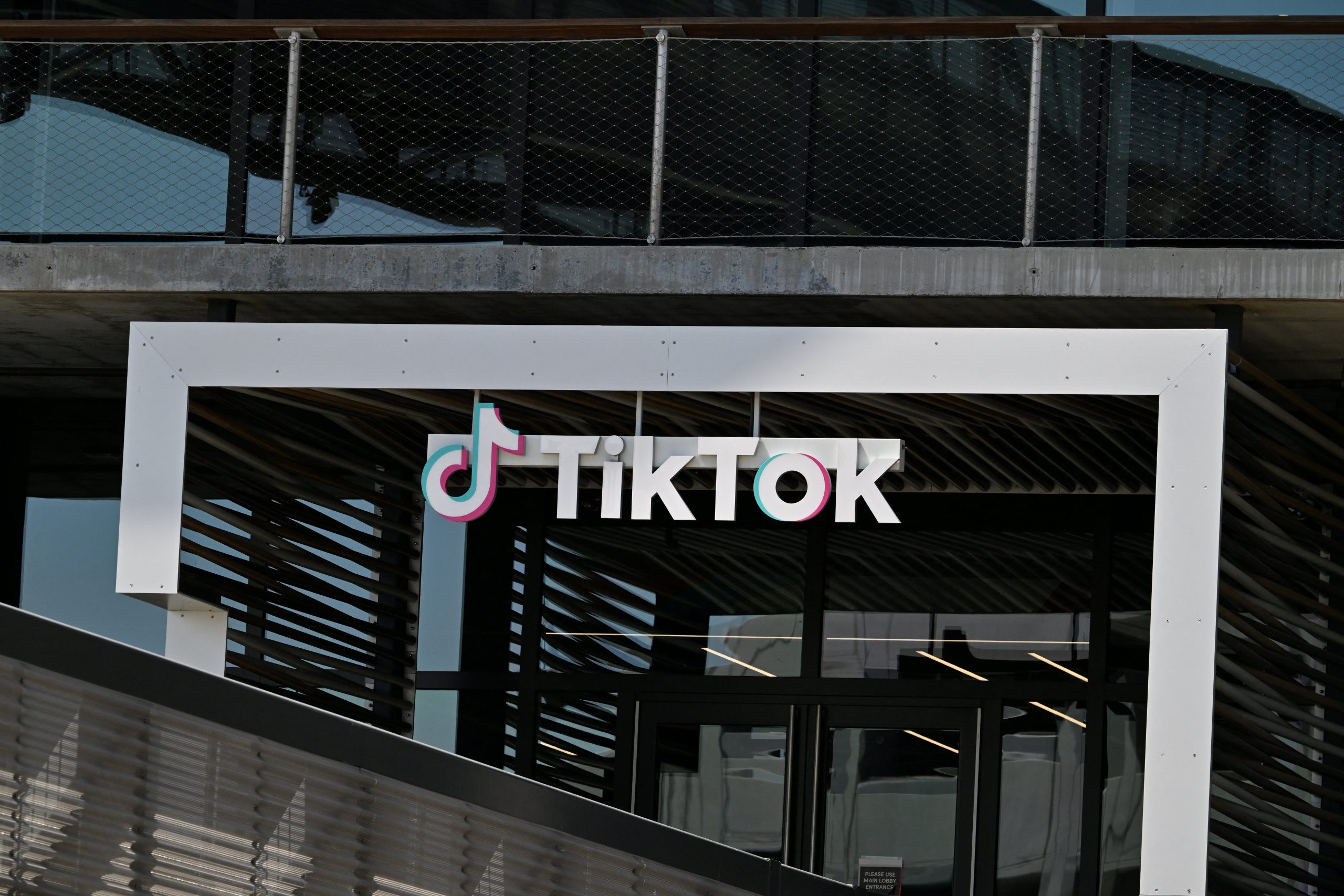 CDATA[
Estados Unidos y China llegaron a un acuerdo marco para que TikTok pase a manos estadounidenses, anunció el secretario del Tesoro, que participó en negociaciones entre ambos países en Madrid.
![