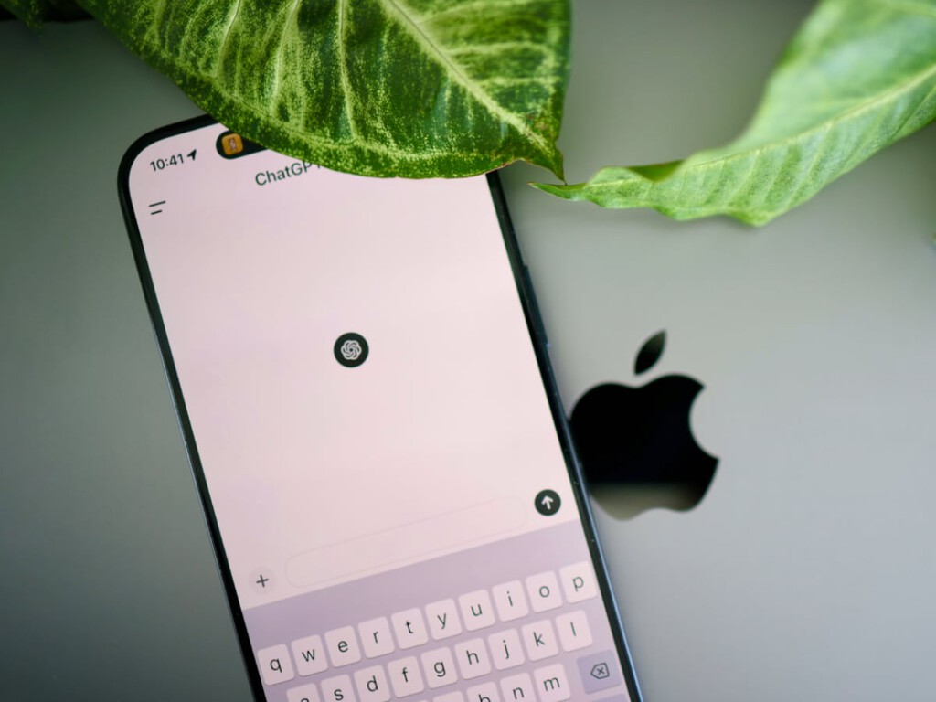 Apple construyó su imperio sobre la privacidad frente a Google y Meta. Ahora tiene un problema: le contamos todo a ChatGPT porque ya no nos sentimos vigilados 
