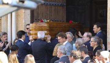 Pedro Sánchez y cinco ministros, en el funeral de Fernández Vara: «Representó Extremadura, democracia y socialismo»