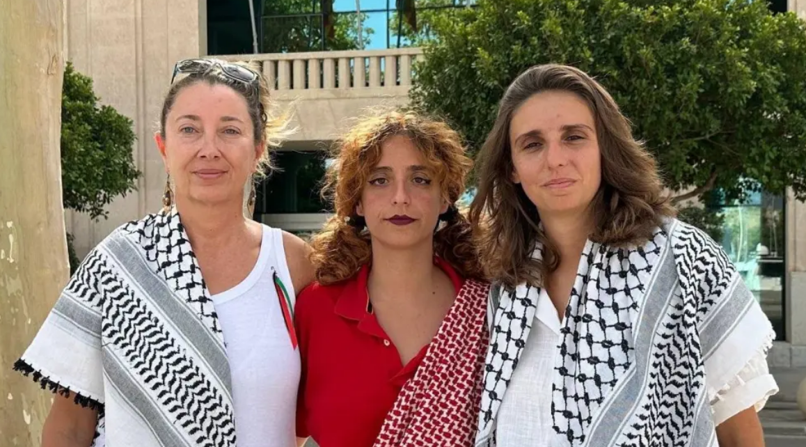 Reyes Rigo, a la izquierda, junto a las otras dos mallorquinas integrantes de la flotilla.