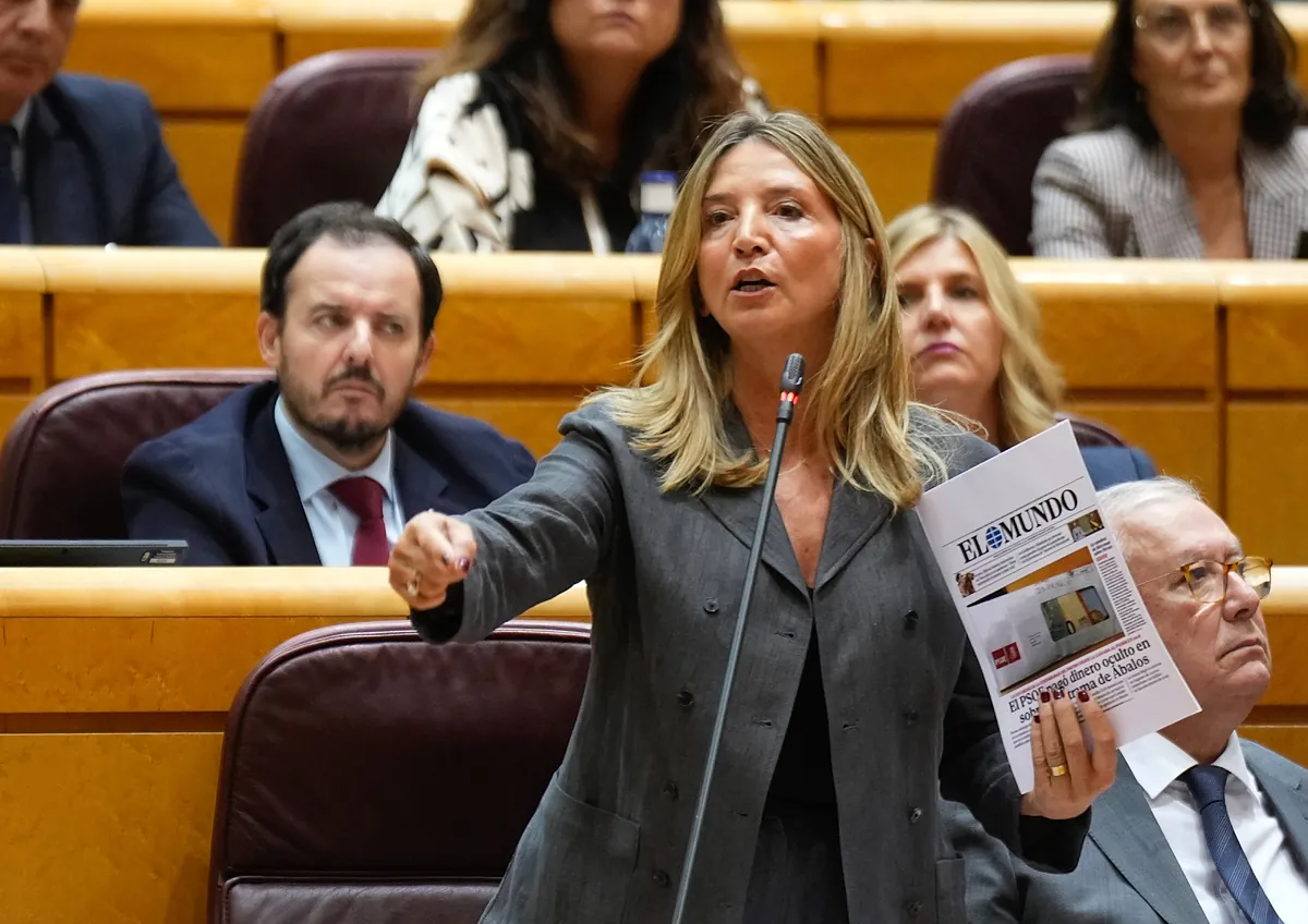 Los socialistas se lanzan a rebajar el escándalo de los sobres con efectivo como una «práctica habitual» mientras el PP agita una posible imputación de Sánchez