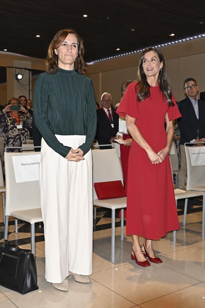 La ministra Mónica García y la Reina Letizia, en el acto.