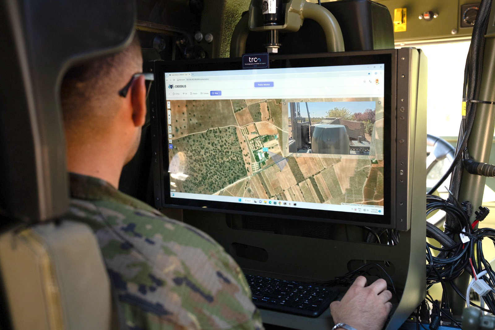 Un soldado trabaja en la interfaz del sistema antidrones.