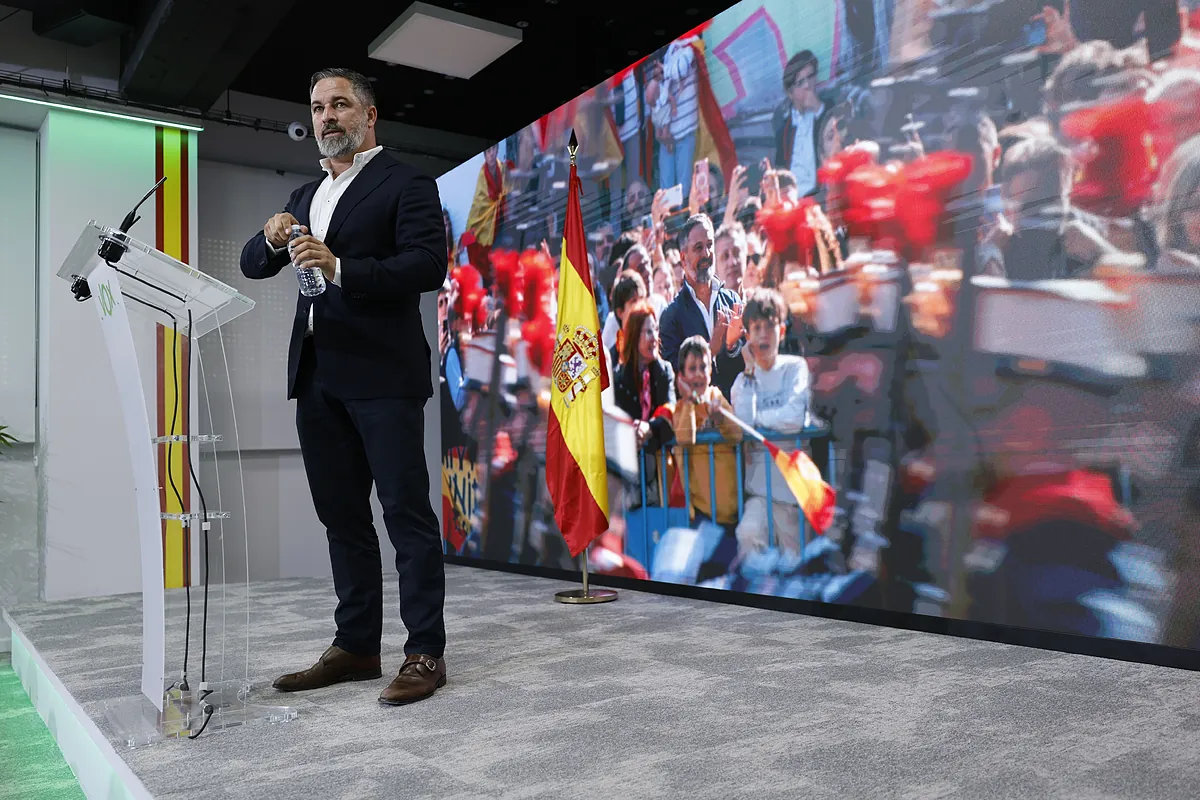 Abascal acusa a Feijóo de «repetir» sus consignas sobre inmigración: «Se va a dejar barba»