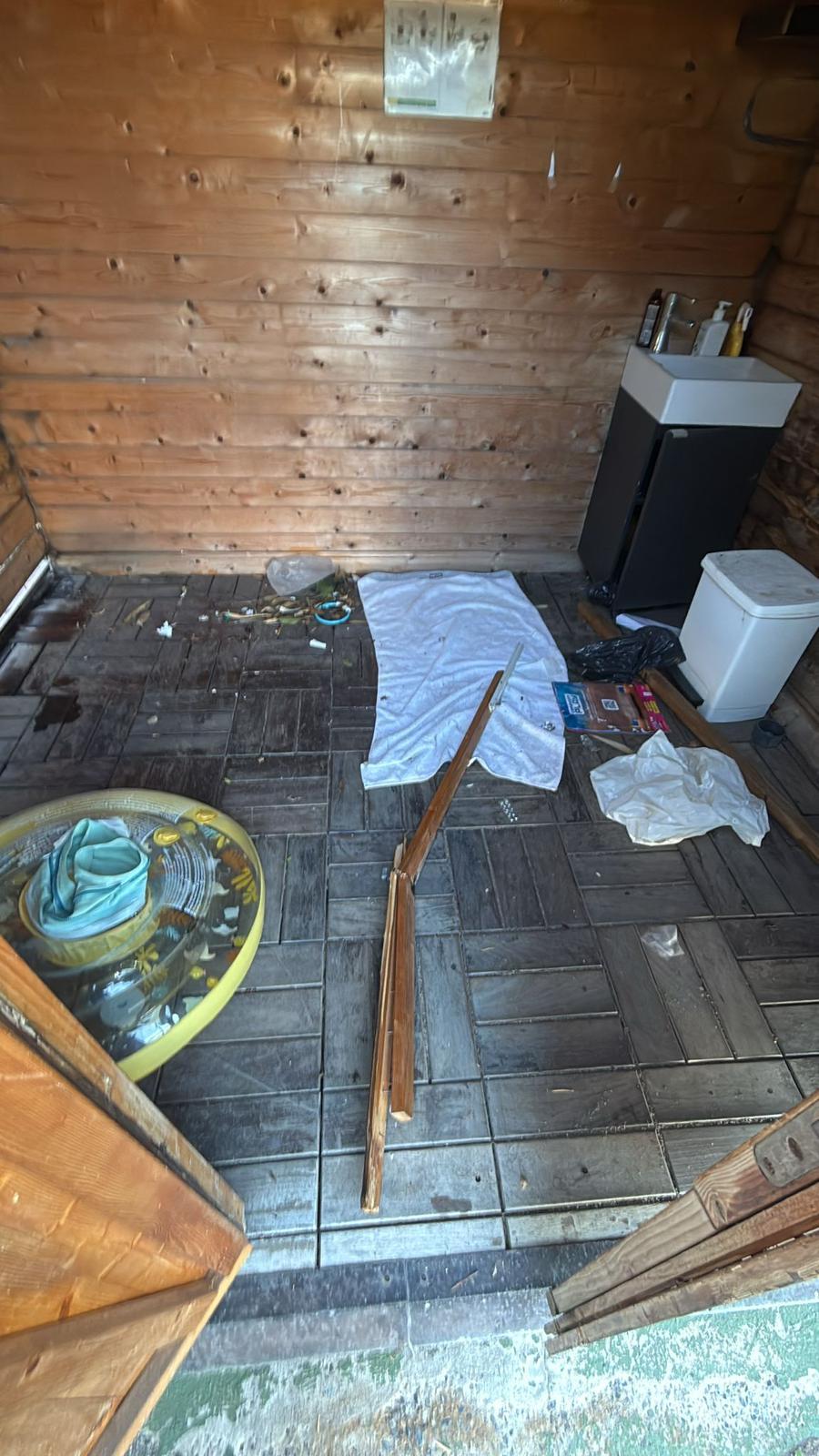 Destrozos en el interior del Club de Mar de Sitges.
