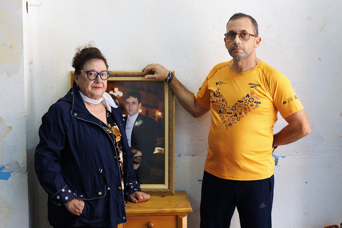 Carmen Romero y su hijo David, con el retrato de Fidel Montero, gemelo de David fallecido en la dana.