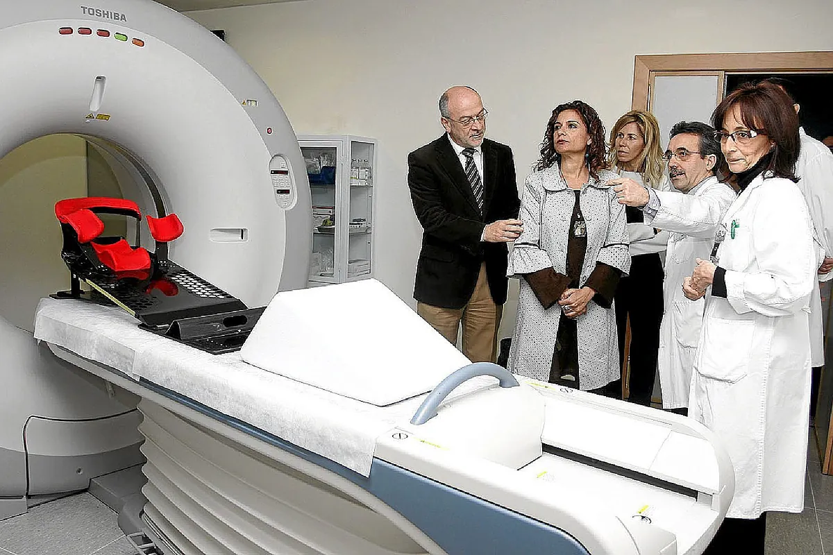 La gran paradoja de Montero: se aferra a la crisis del PP por los cribados pese a su propio pasado de recortes sanitarios