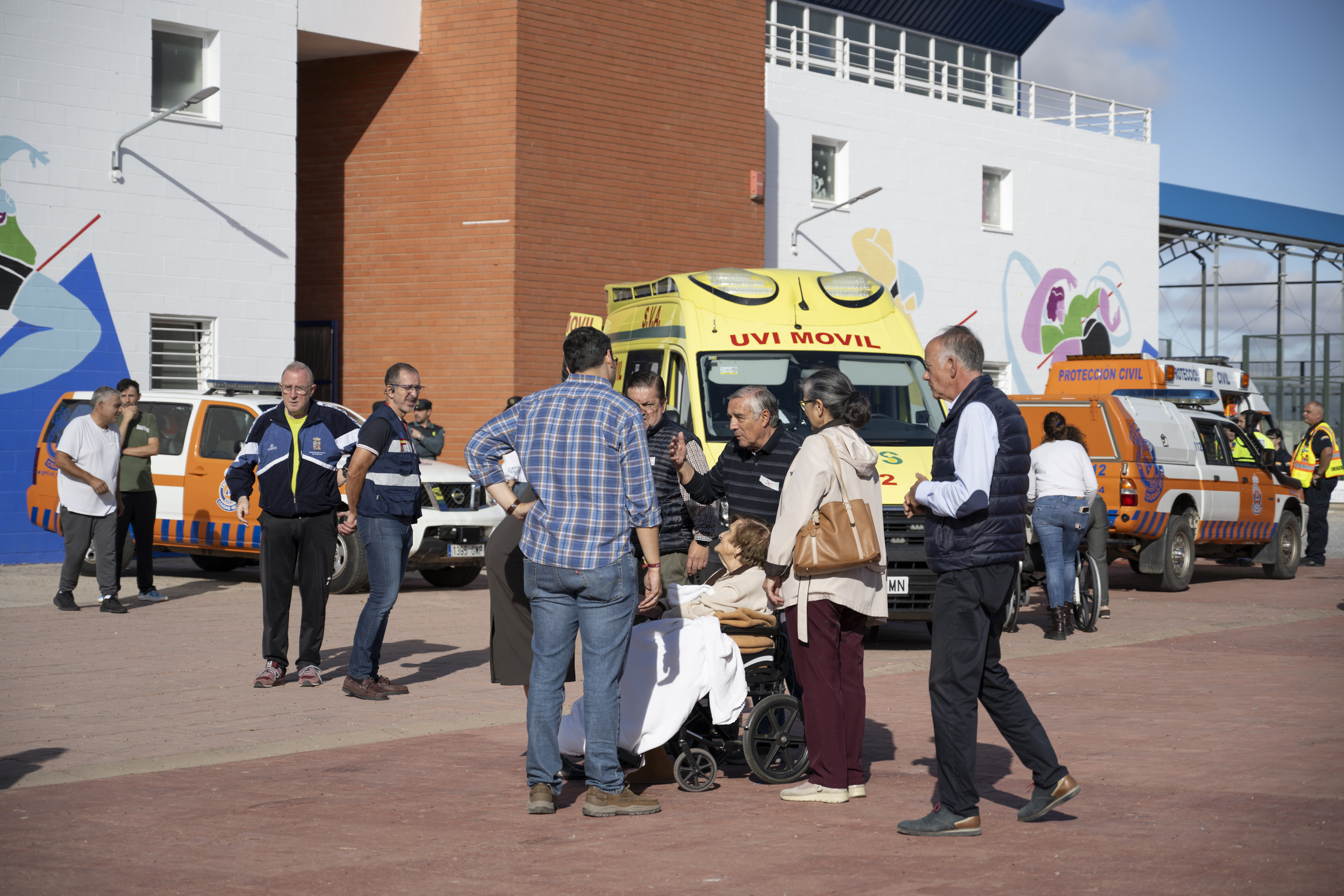 Entrada del pabellón deportivo de Carrión de Calatrava al que han sido trasladados temporalmente varios residentes.