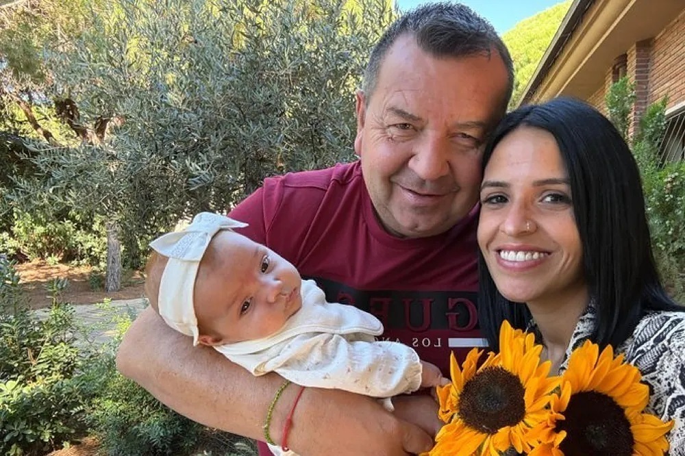 Lourdes y su hija Angelina con el marido y padre, Antonio.